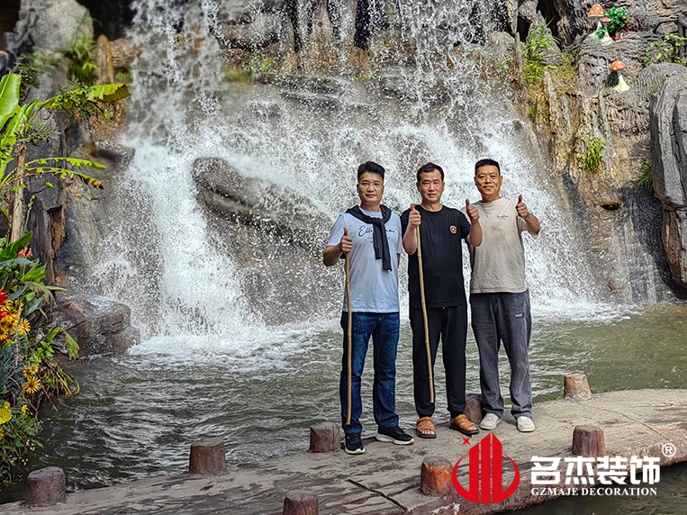 钱柜qg777官方网站装璜团队合影