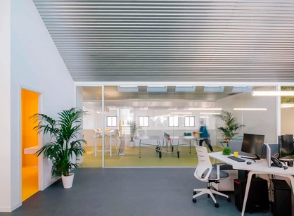 若何将厂房装建设计空间刷新成告白递送公司的办公空间——SIDERAL